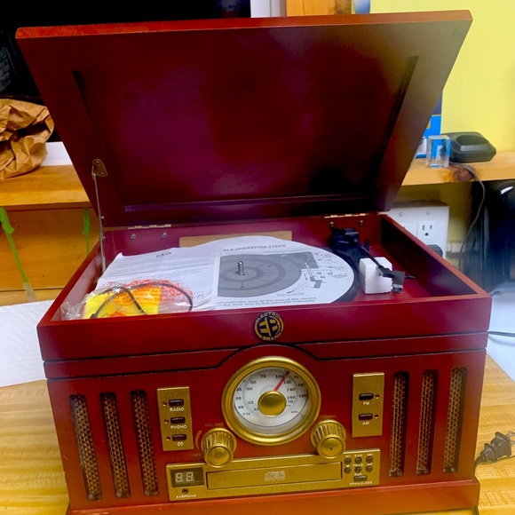 Five and one radio. Plays CD/radio/Cassette tapes/records... - Picture 2 of 2